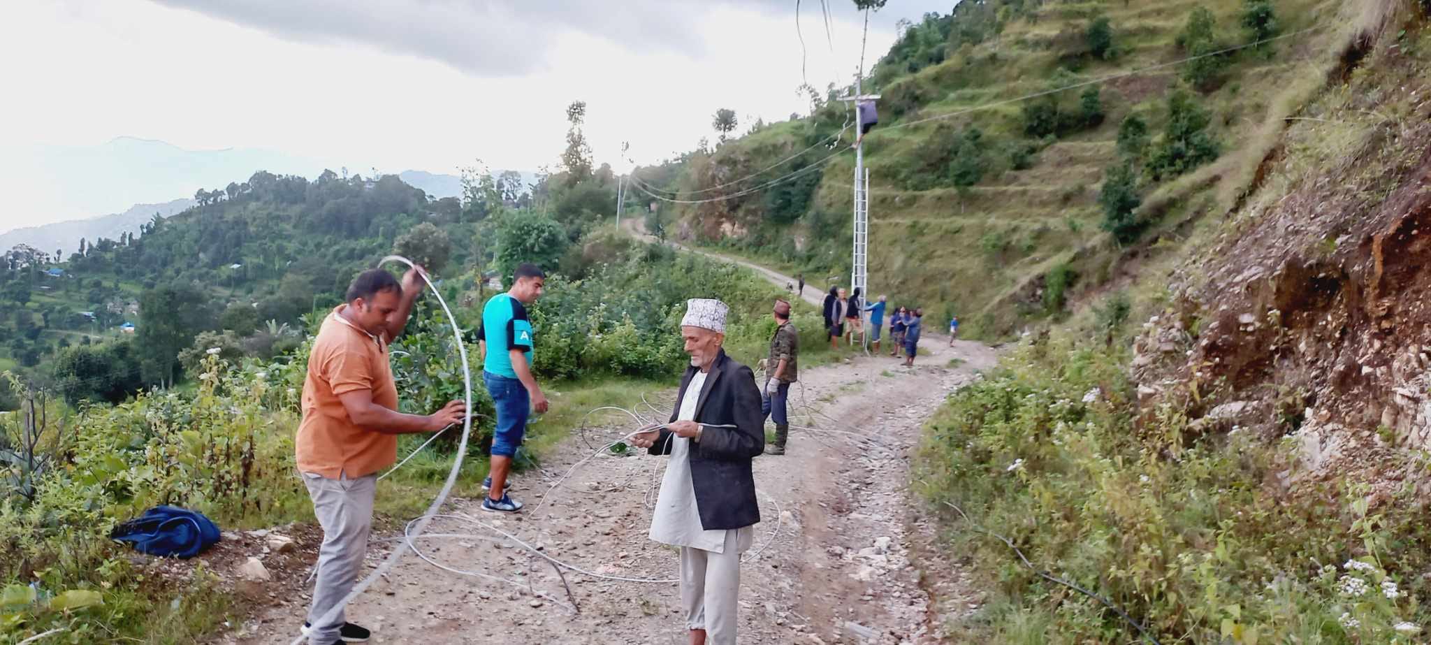 जनप्रतिनिधि श्रमदानमा व्यस्त