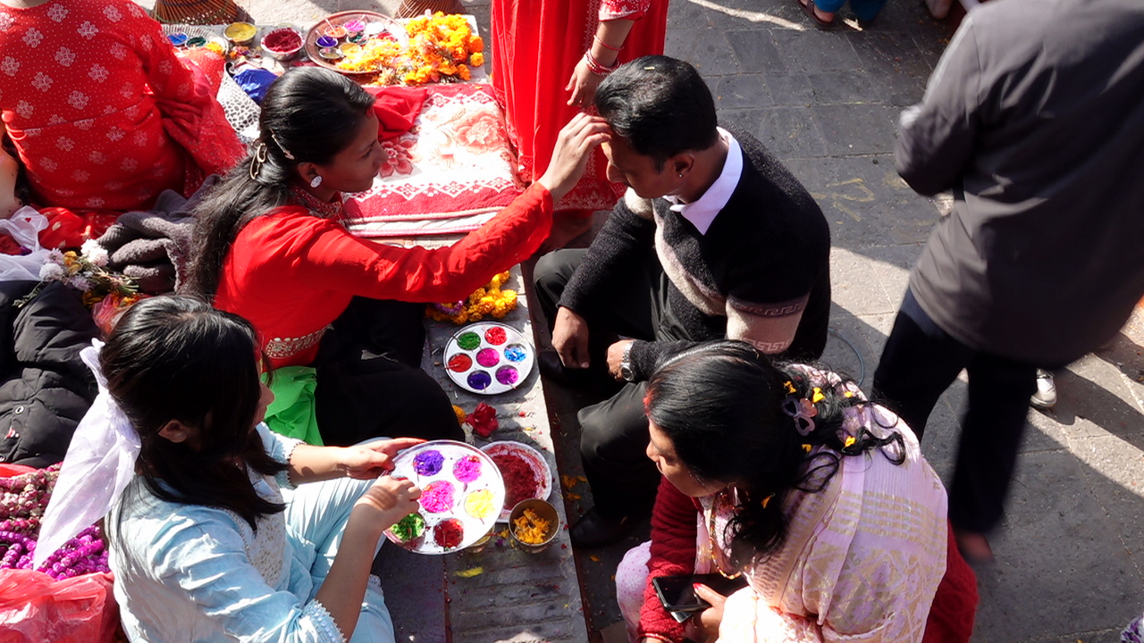 भाइटीकामा मात्रै खुल्ने बालगोपालेश्वरमा टीका लगाउनेको भिड