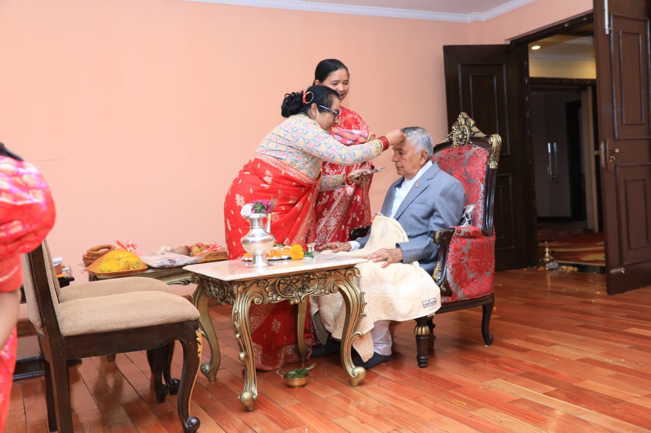 राष्ट्रपति पौडेलले लगाए शुभसाईतमा बहिनीहरूको हातबाट टीका
