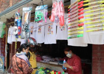 होलीमा सेतो पहिरन तर्फ आकर्षण बढ्दै, चोली लगाउने चलन हराउँदै