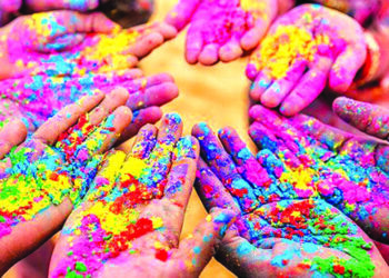 पहाडी क्षेत्रमा हर्षोल्लासका साथ होली पर्व मनाइँदै