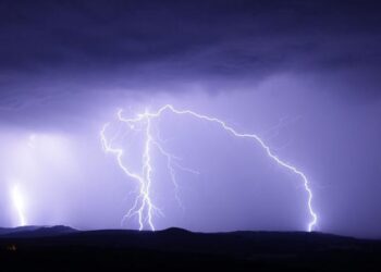 चट्याङ लागेर एकै घरका तीन घाइते