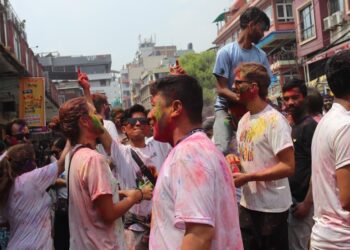 ठमेलमा विदेशी पर्यटकले पनि मनाए होली