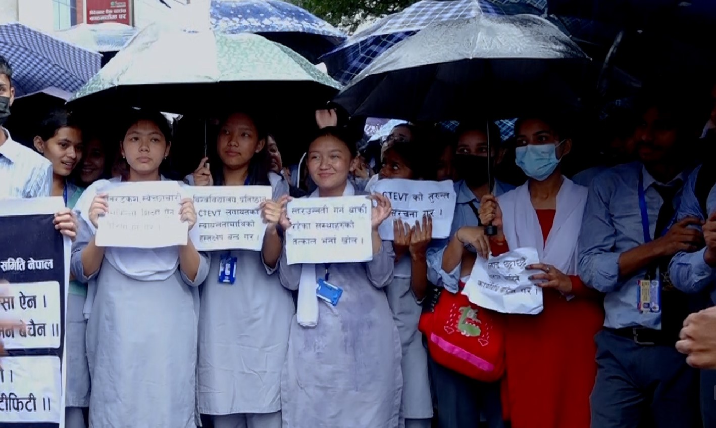 चिकित्सा शिक्षा ऐन परिमार्जनको माग गर्दै नर्सिङ कलेज सञ्चालकदेखि नर्सहरु प्रर्दशनमा