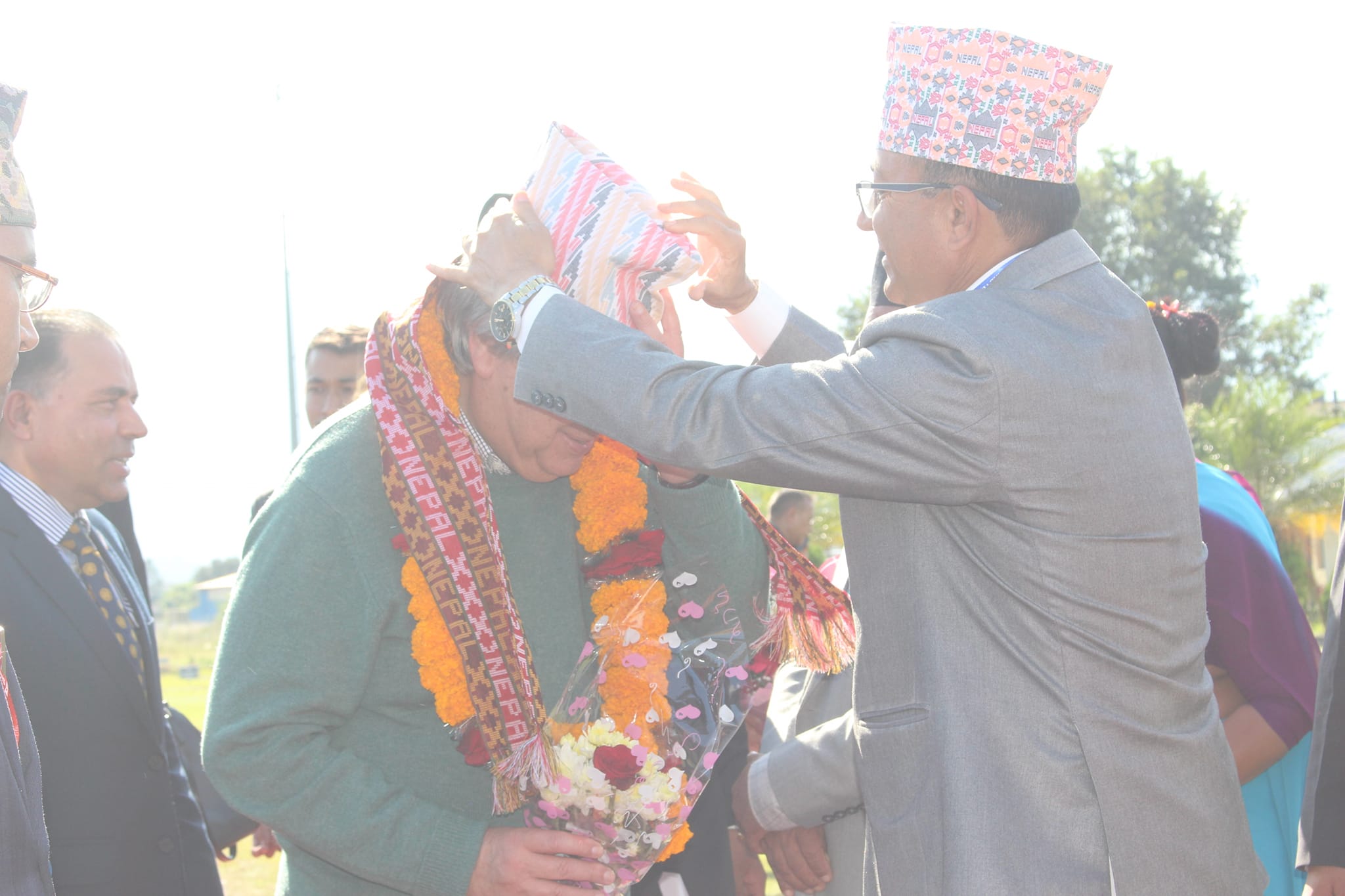 प्रमुख आचार्यले महासचिव गुटेरेसलाई नेपाली ढाका टोपी लगाइदिएर गरे  स्वागत