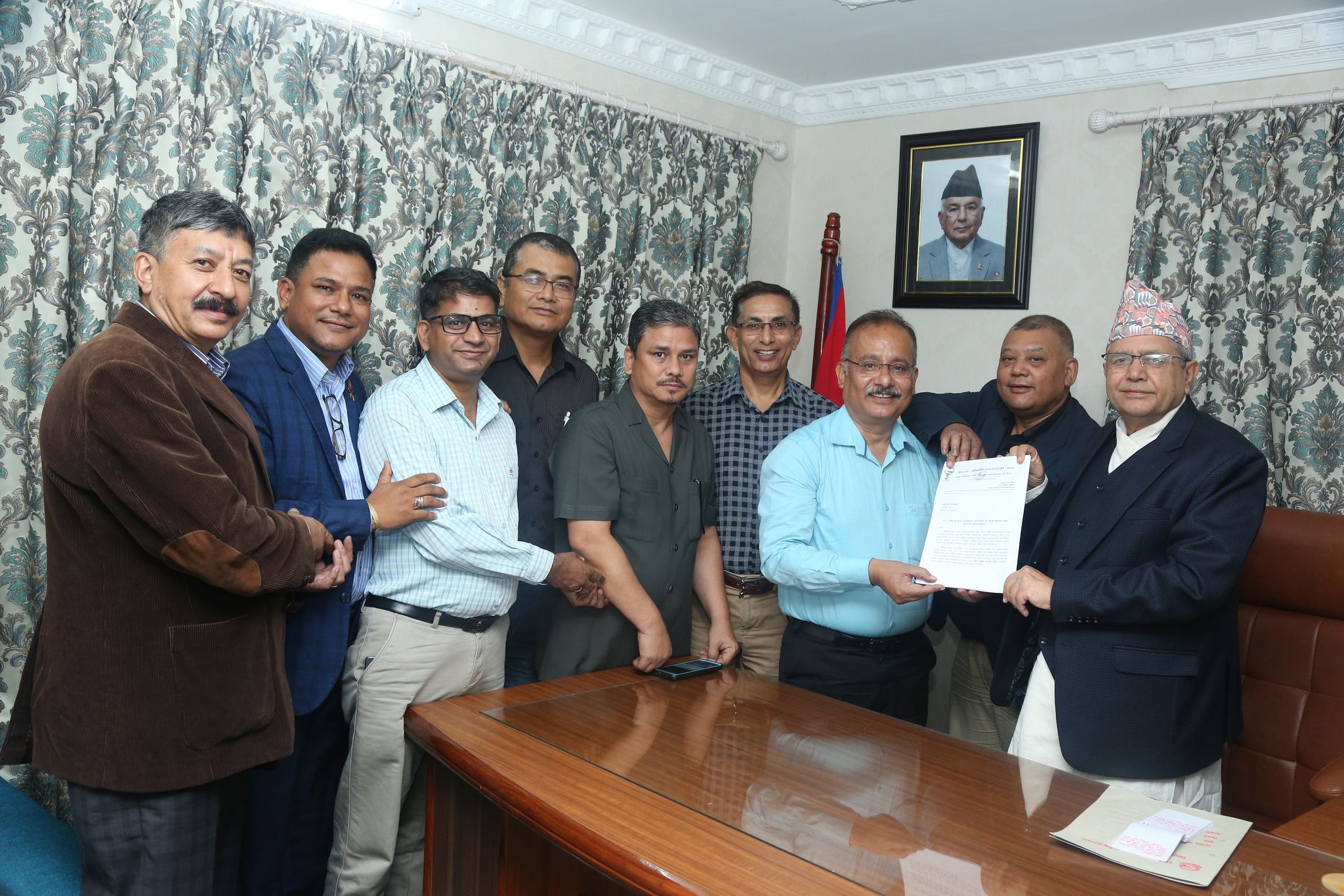 औषधि विधेयकप्रति व्यवसायीको असहमति सभामुख घिमिरेलाई ज्ञापपत्र