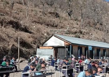 घाममा बसेर परीक्षा दिँदै हुम्लाका विद्यार्थी