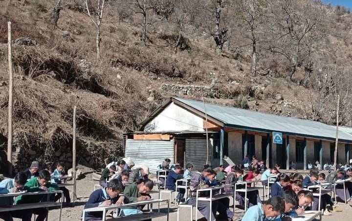 घाममा बसेर परीक्षा दिँदै हुम्लाका विद्यार्थी