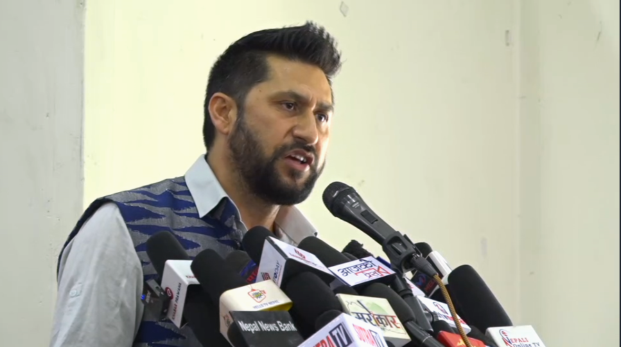 श्रमिकलाई विमानस्थलमा हैरानी नदिन गृहमन्त्री लामिछानेको निर्देशन