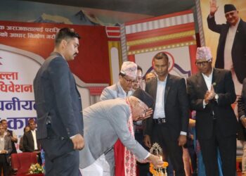 पोखरामा राप्रपा नेतासँग एमाले अध्यक्ष ओलीको भेट