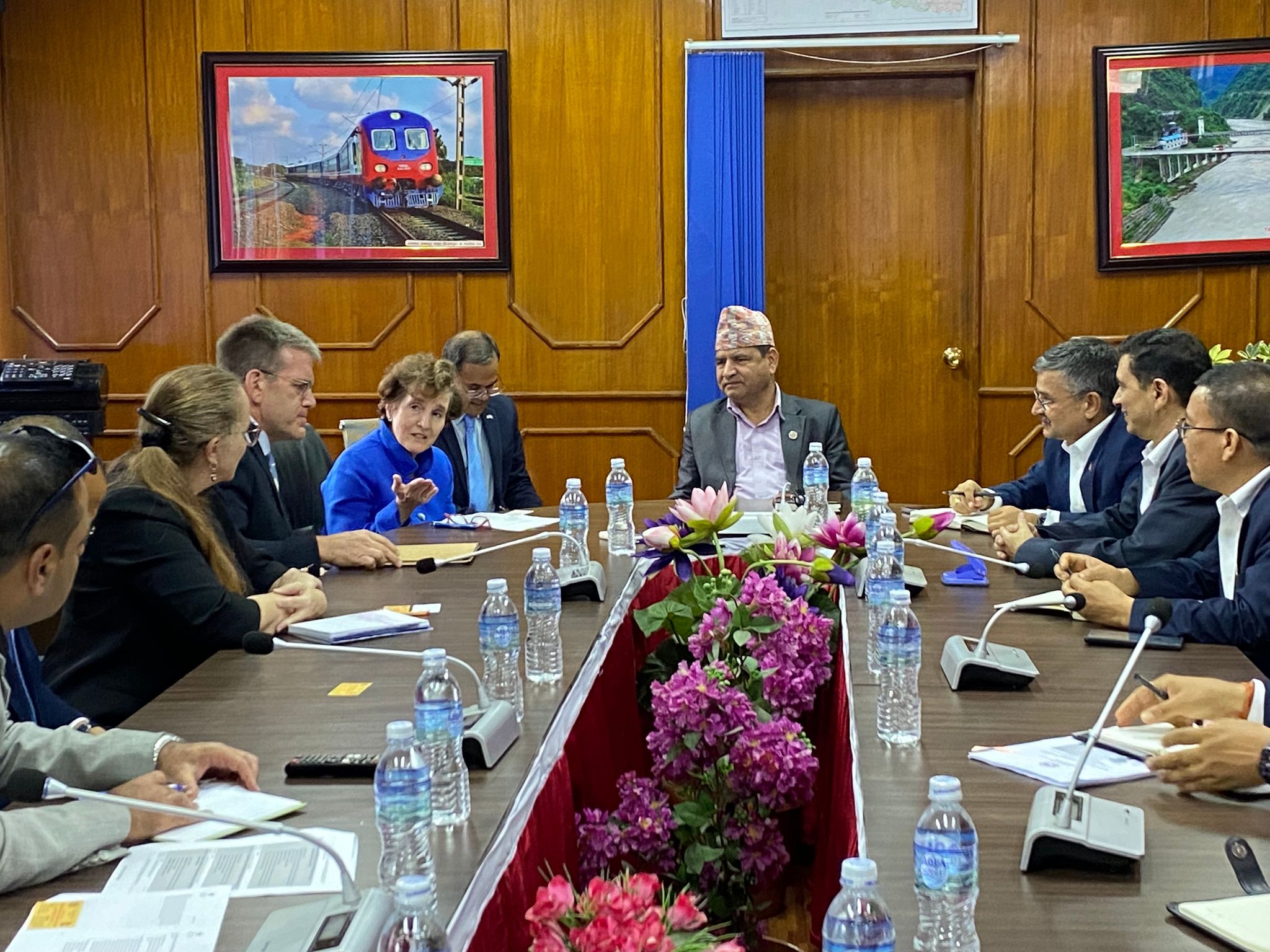 मन्त्री ज्वालासंग एमसीसी टोलीको भेट