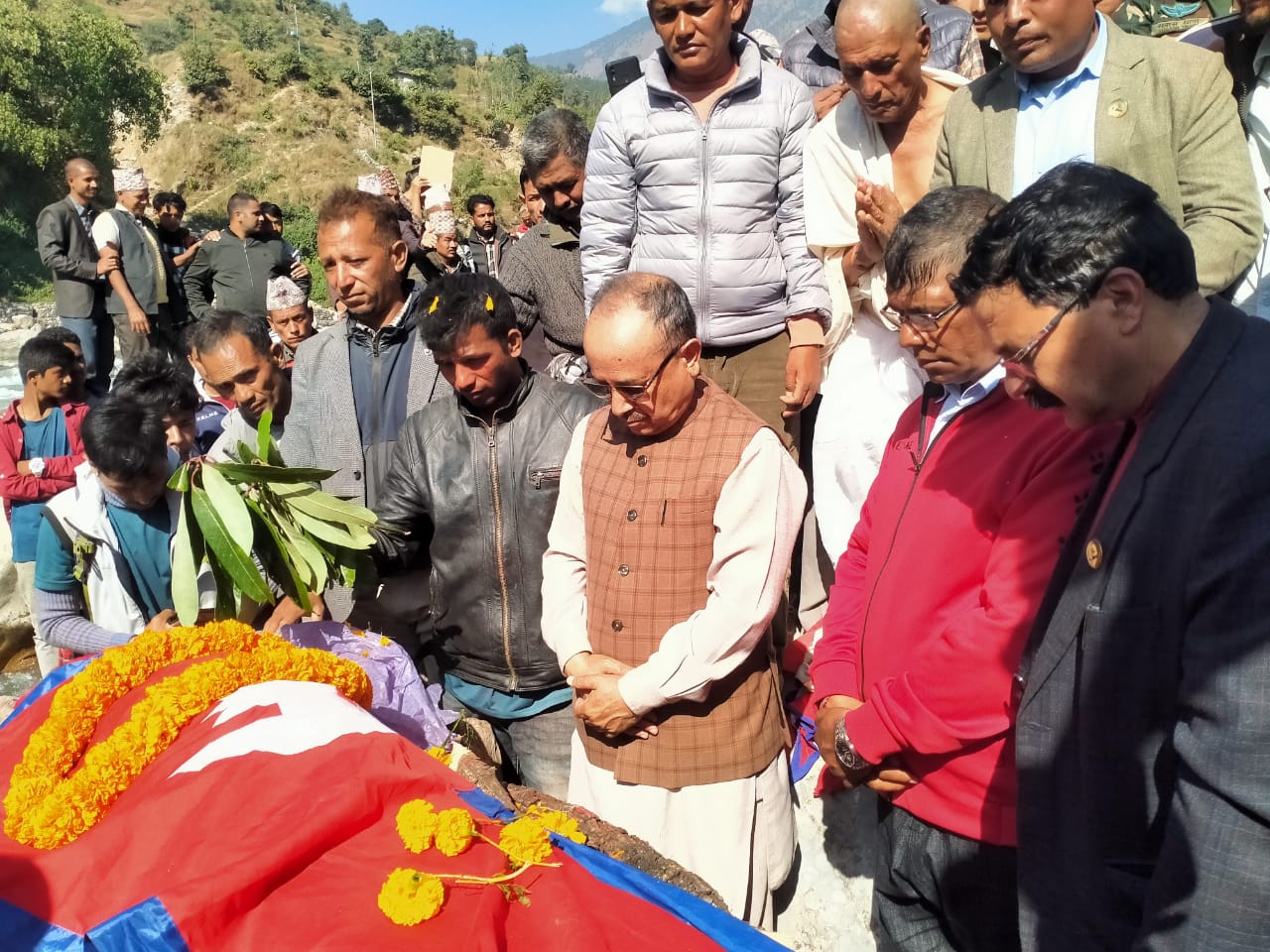 उद्धार कै गतिमा राहत पनि वितरण हुन्छ:  रक्षामन्त्री खड्का