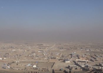 खडेरी प्रभावित काबुलका बासिन्दाहरू बिहानदेखि मध्यरातसम्म पानी लिन लाइनमा