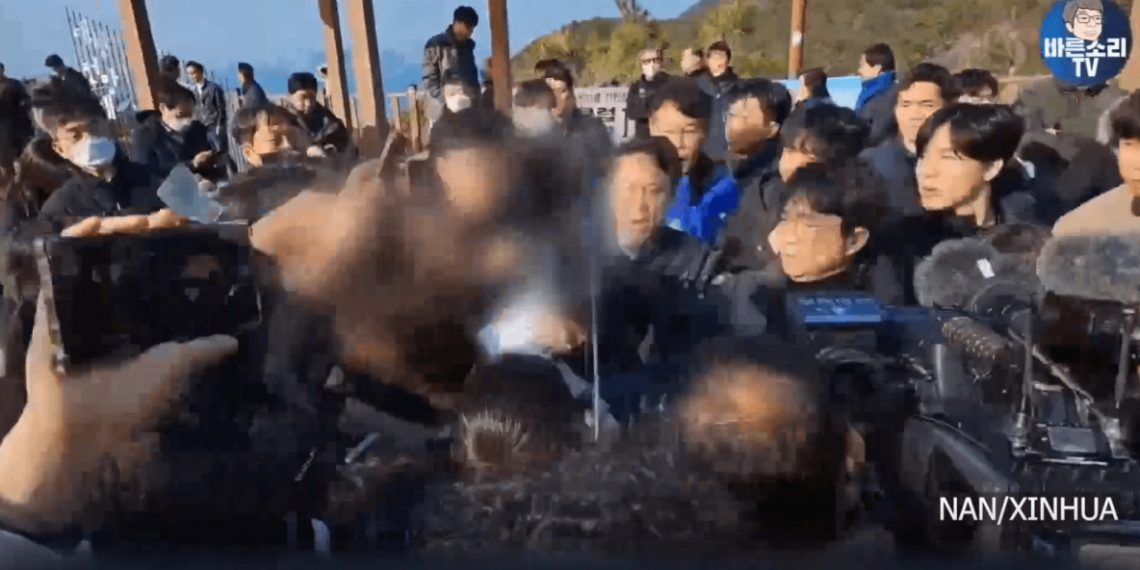 दक्षिण कोरियाका विपक्षी दलका प्रमुखमाथि आक्रमण