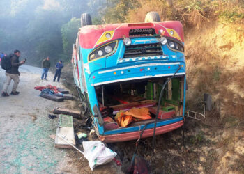 बर्दियामा वनभोज खानका लागि हिडेकाे बस दुर्घटना