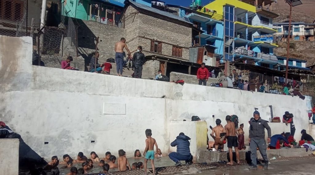 जुम्लावासीलाई चिसोबाट जाेगाउने ताताेपानी कुण्ड