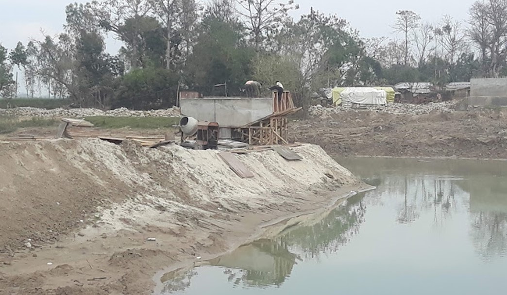 भेरीको अस्थायी पुलबाट रकम तिरेर सवारीसाधन वारपार गराइँदै