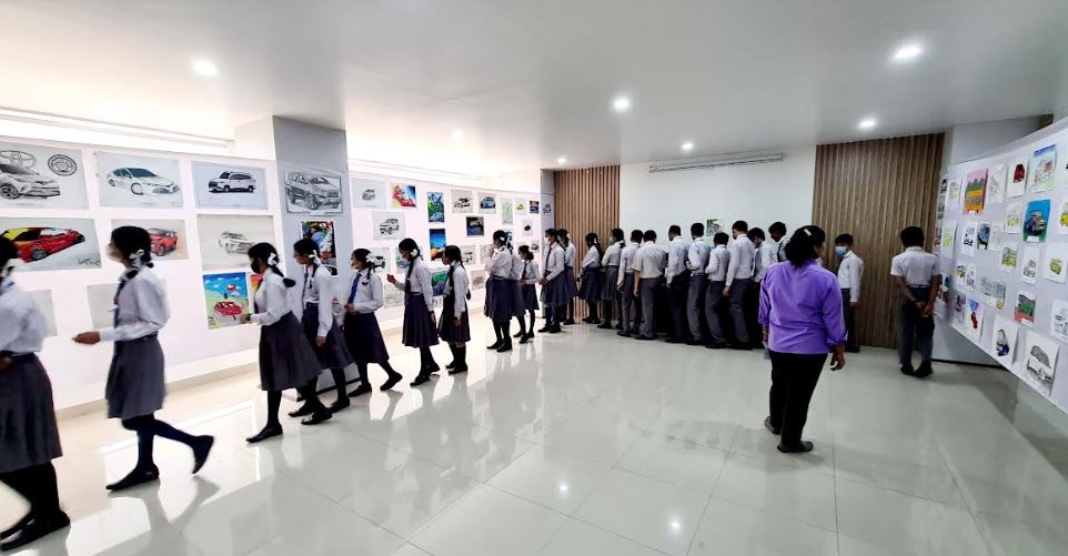 अटोवेजको आयोजनामा पोखरामा जारी चित्रकला प्रदर्शनीमा अवलोकनकर्ताहरूको भिड