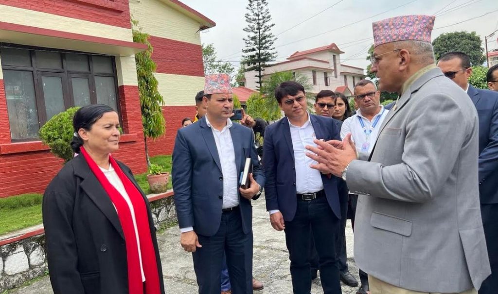 औषधी र स्वास्थ्य उपकरण नपठाएको गुनासोपछि गण्डकीका मुख्यमन्त्रीको निरीक्षण