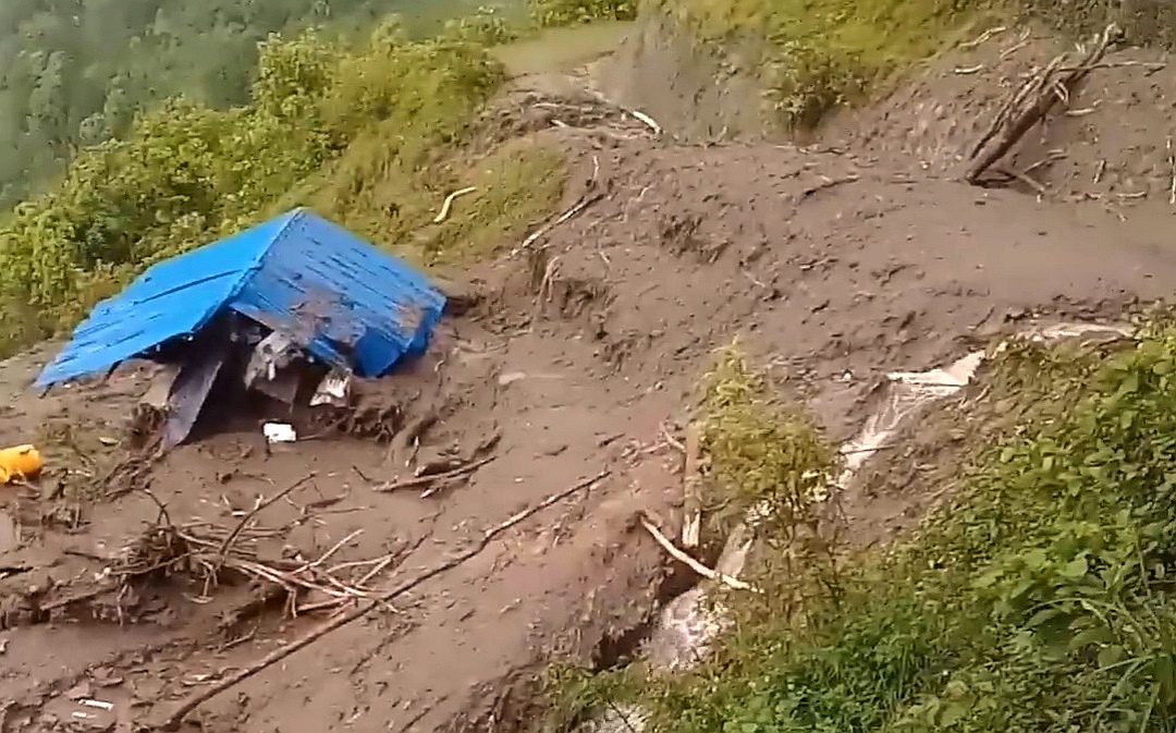 ताप्लेजुङमा पहिरोमा परी चार बेपत्ता ; सडक, पुल, स्वास्थ्यचौकी, हाइड्रोपावरका सामान पनि बगायो