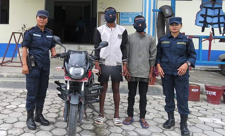 चोरीको मोटरसाइकलसहित दुई पक्राउ