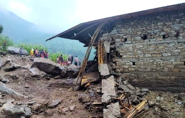 पहिरोमा परी एकै परिवारका तीनजनाको मृत्यु, थप एक बेपत्ता