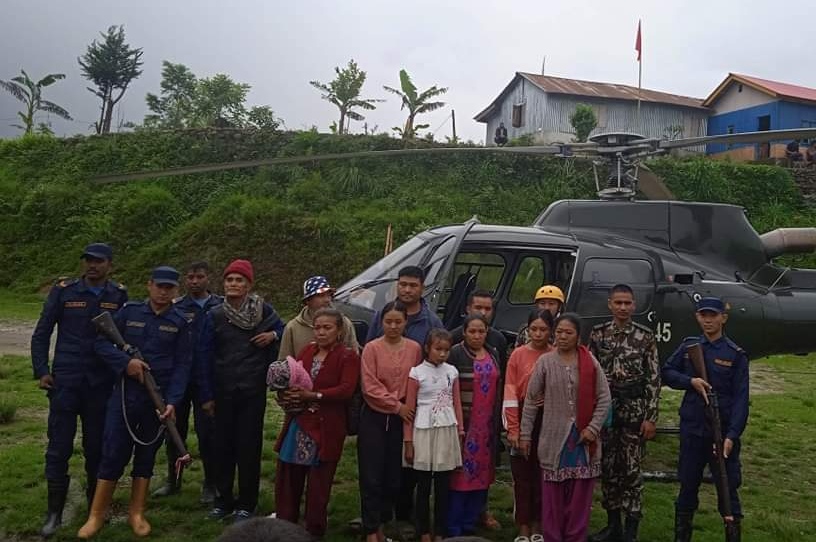 पाँचथरमा पहिरोमा फसेका १२ जनाको सेनाको हेलिकप्टरबाट उद्धार