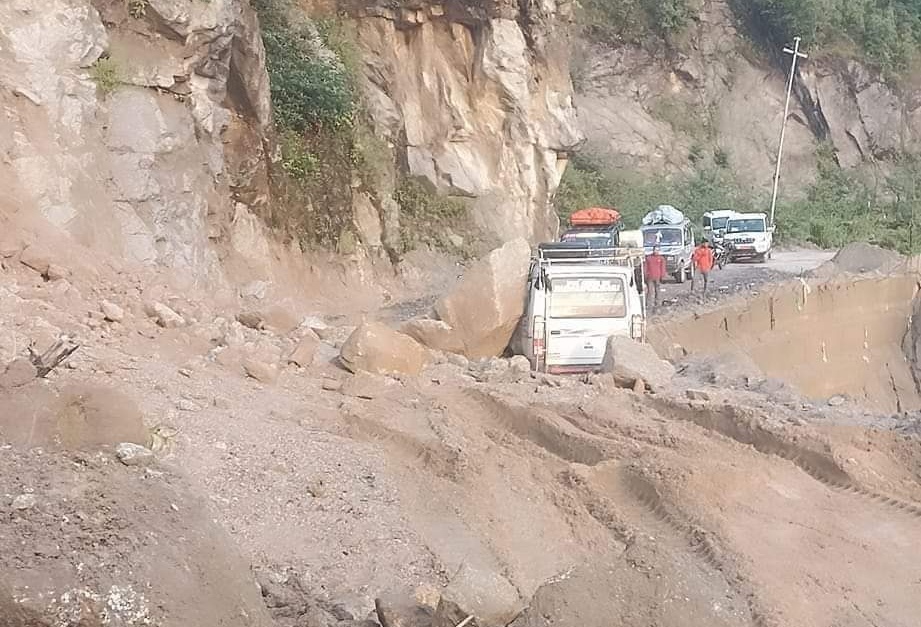 पहिरोले कान्ति लोकपथ अवरुद्ध, यातायात आवागमन प्रभावित