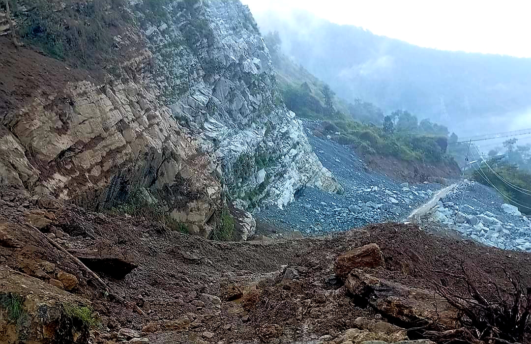 पहिरोले बेनी-मालढुङ्गा सडक अवरुद्ध, मुस्ताङ हिँडेका यात्रु रोकिए