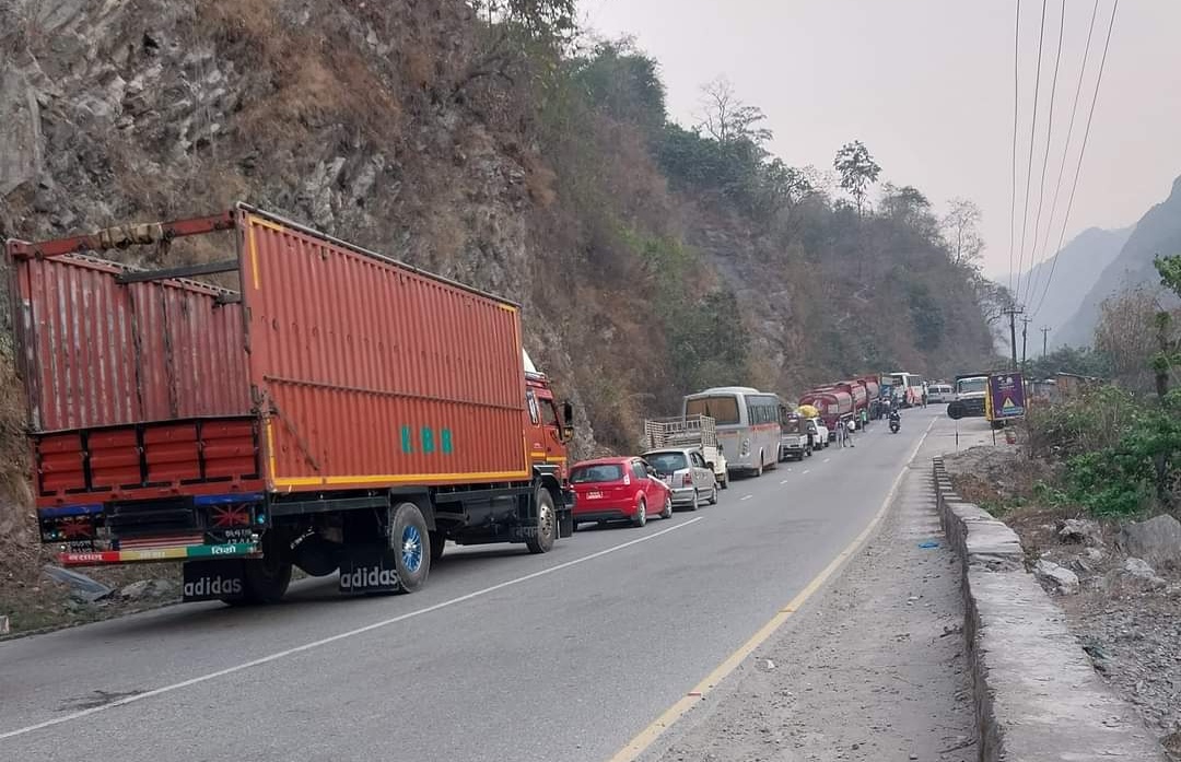 पहिरोले नारायणगढ-मुग्लिन सडक अवरुद्ध
