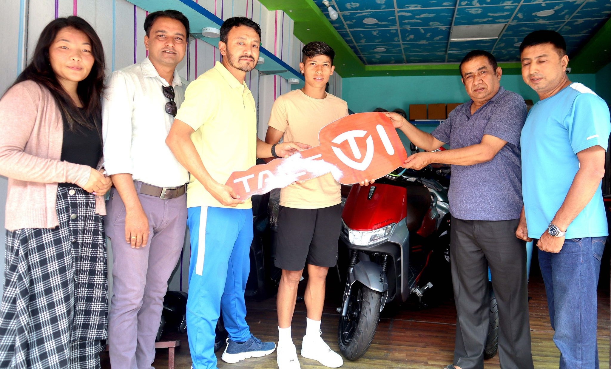 फुटबलर सावित्रालाई खेलकुद पत्रकार मञ्च गण्डकीद्वारा स्कुटर हस्तान्तरण