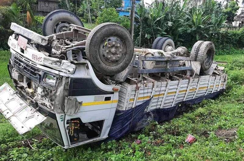 झापामा ट्रक र कार ठोक्किँदा बाबुछोरीको मृत्यु