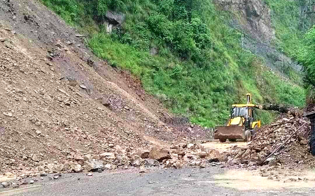 पहिरोले अवरुद्ध मुग्लिन-नारायणगढ सडक सञ्चालनमा आयो