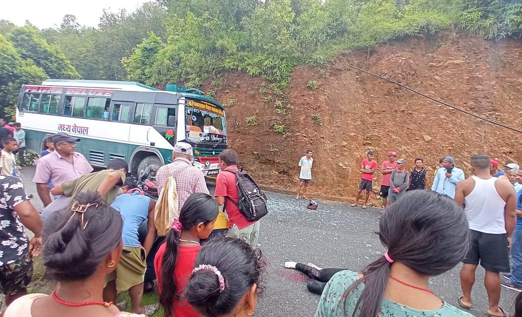 कास्कीमा बसले मोटरसाइकललाई ठक्कर दिँदा दाइको मृत्यु, भाइ गम्भीर घाइते