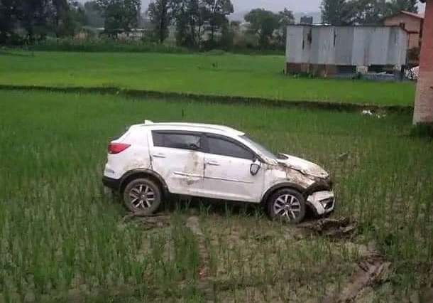 भक्तपुरमा वडाध्यक्षले चलाएको कार पुग्यो खेतमा