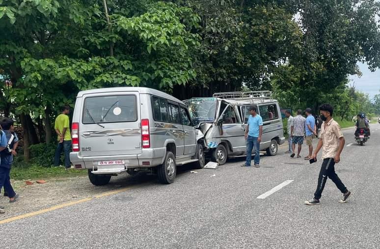 सरकारी गाडी र विङ्गर ठोक्किँदा नौ जना घाइते