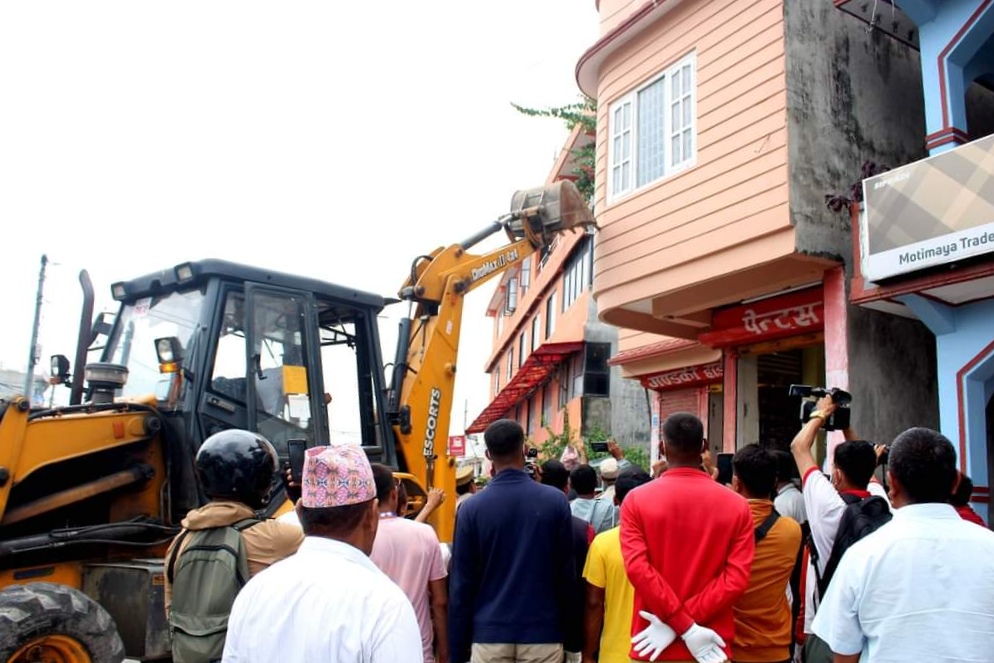 पृथ्वी राजमार्गको राइट अफ वे भित्रका संरचना हटाउने अभियान मङ्गलबार पनि जारी रहने