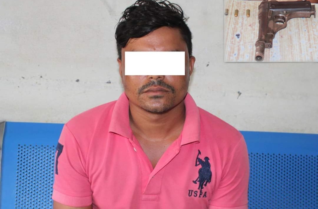 टाइप ५४ पेस्तोलसहित एक पक्राउ
