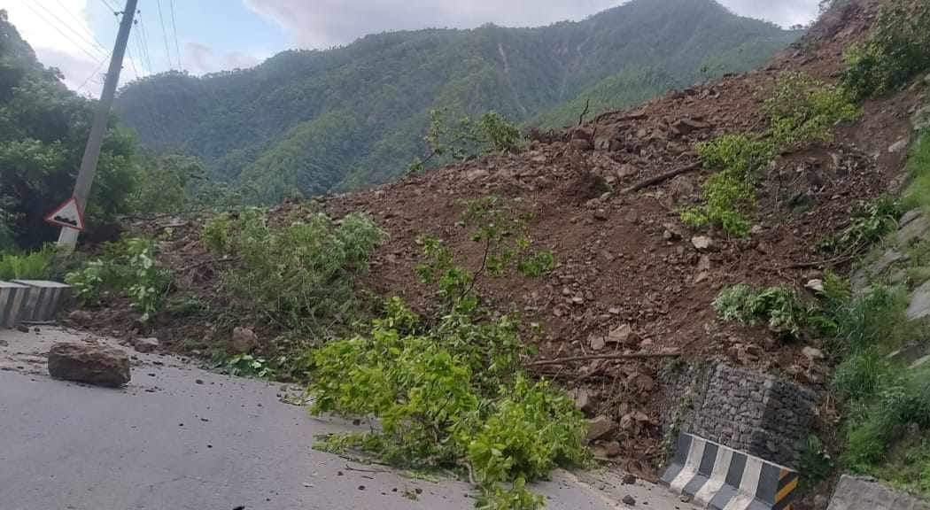 पहिरोले मुग्लिन-नारायणगढ सडक अवरुद्ध