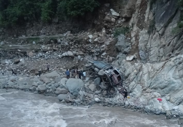 हेवाखोला किनारमा ट्रक खस्यो, एक जनाको मृत्यु