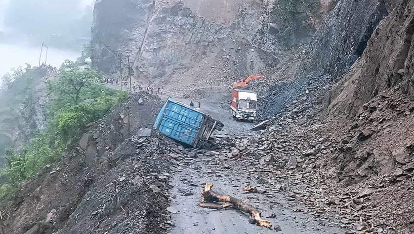 मुग्लिन-नारायणगढ सडकमा पहिरोले लाग्दा ट्रकचालक घाइते, यातायात आवागमन भने सुचारू