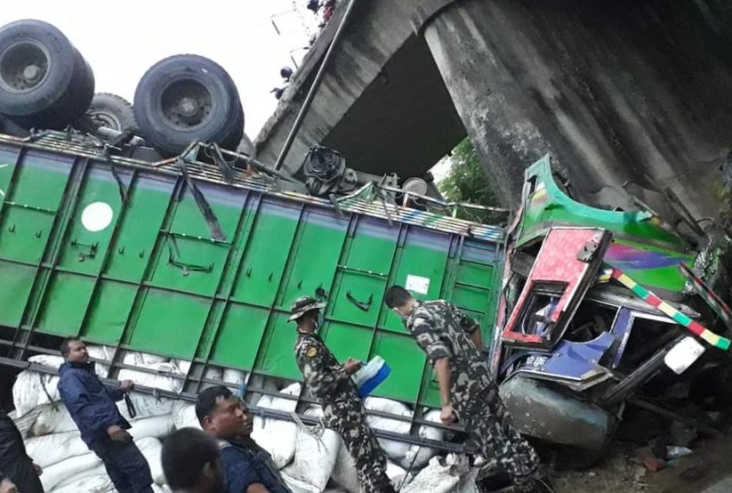 दाङमा मल बोकेको ट्रक पुलबाट खस्यो, ट्रकमा च्यापिएका चालकको चार घण्टापछि उद्धार