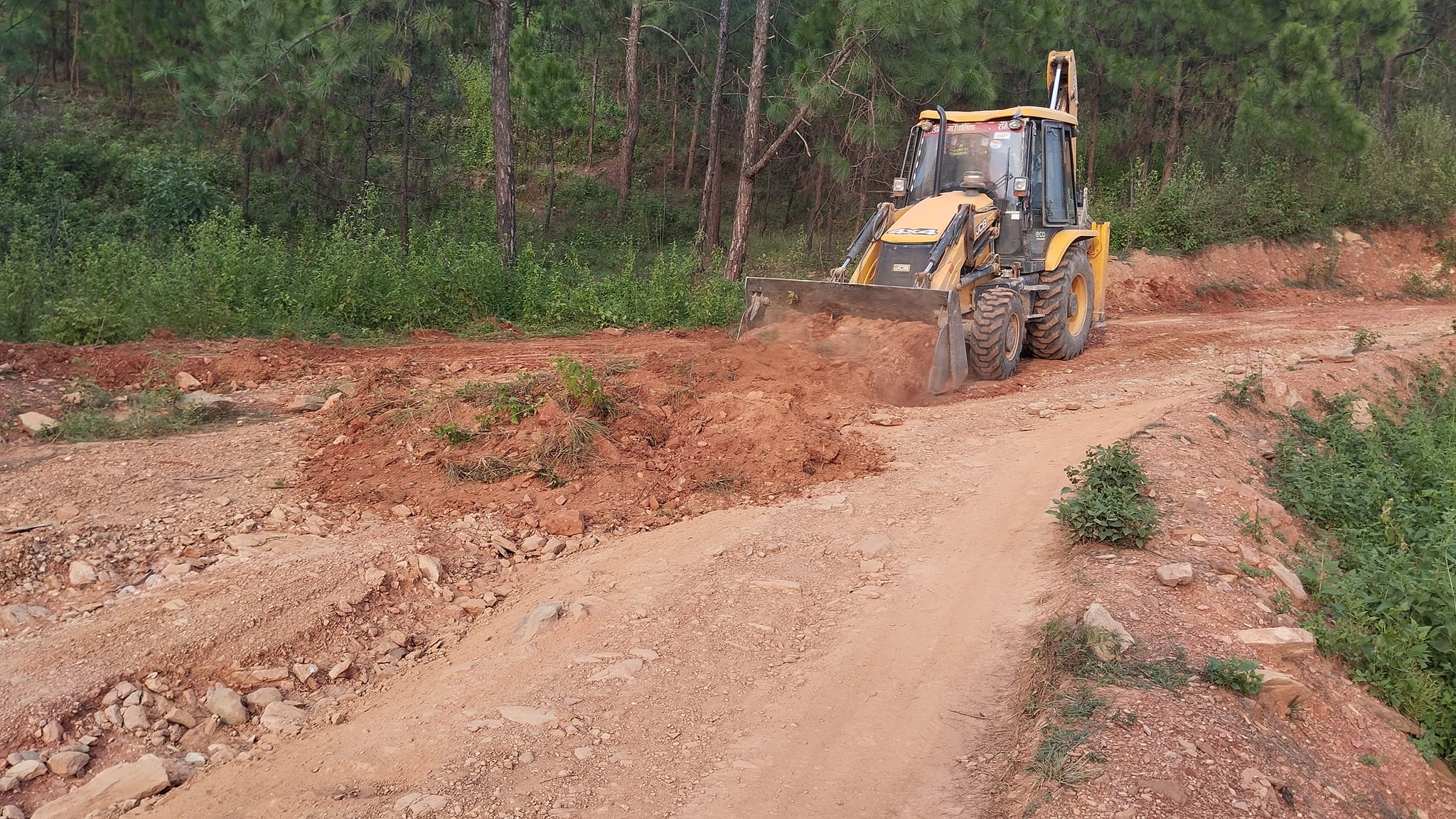 रुकुमपश्चिमका सडक धमाधम स्तरोन्नति