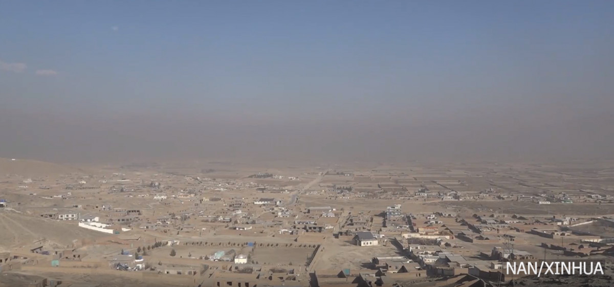 खडेरी प्रभावित काबुलका बासिन्दाहरू बिहानदेखि मध्यरातसम्म पानी लिन लाइनमा