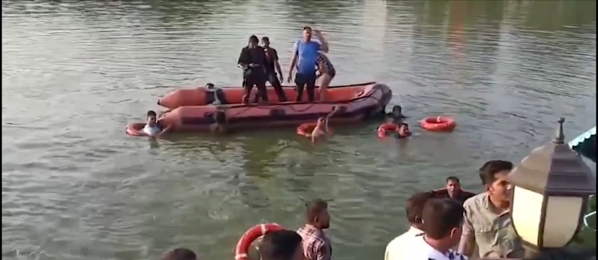 भारतमा डुंगा पल्टिँदा १२ जनाको मृत्यु