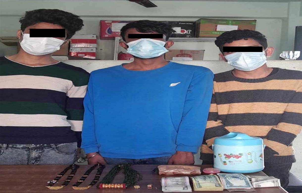 ७ लाख ९६ हजार मुल्य बराबरको सुनका गरगहना सहित ३ जना पक्राउ