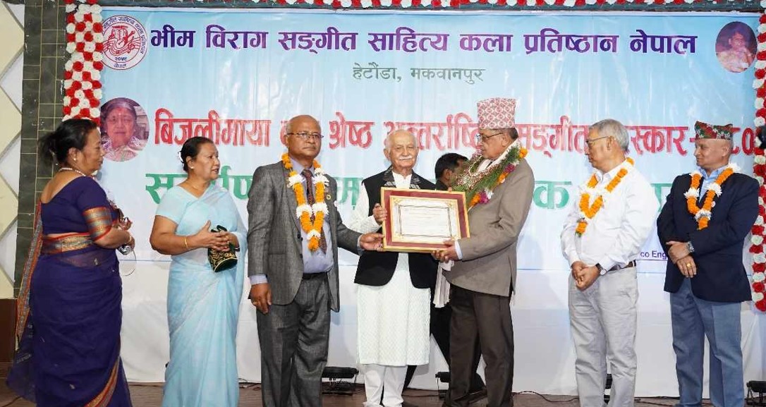 गीतकार थापा र गायिका देशार सम्मानित