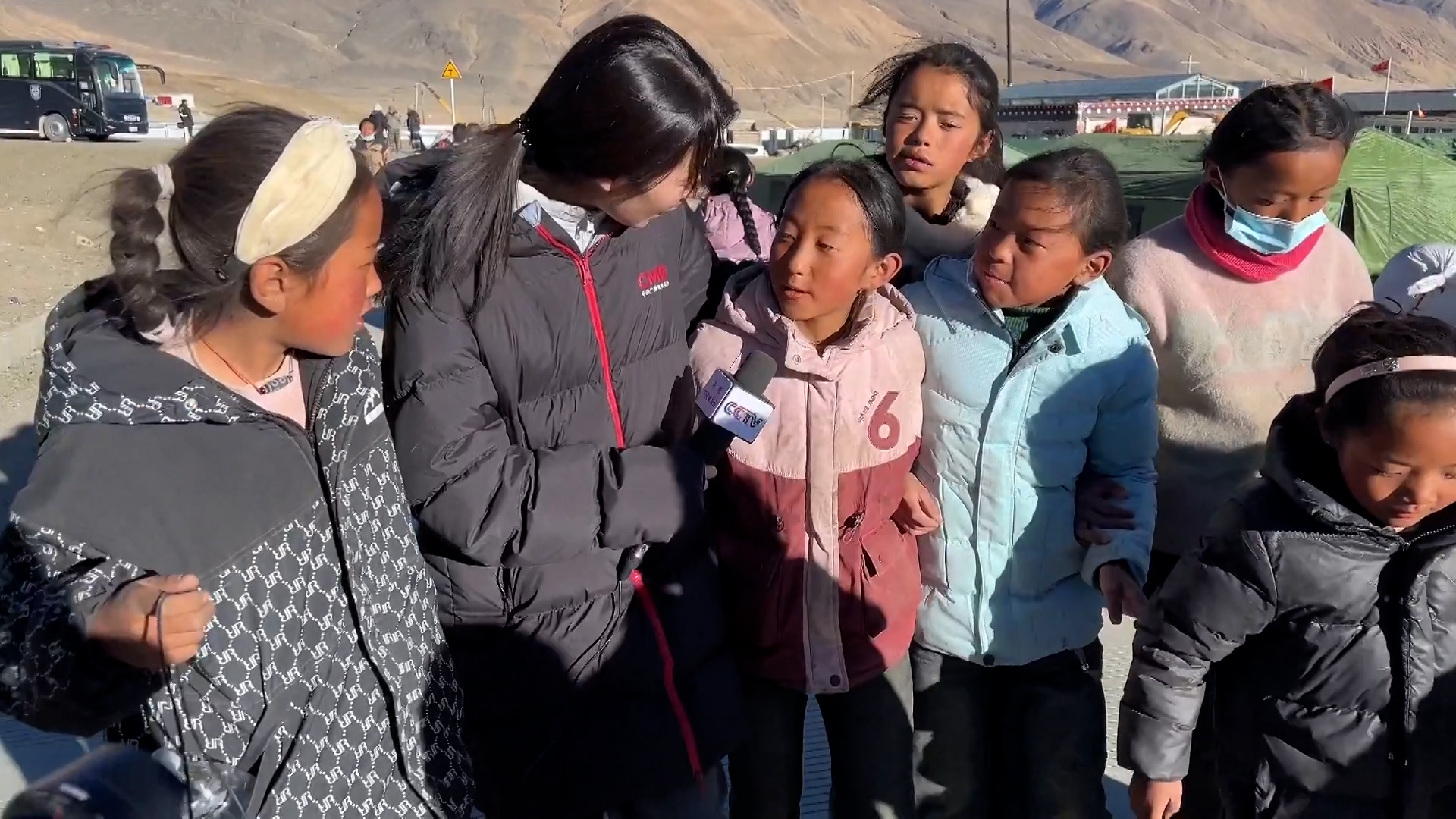 भूकम्प प्रभावित वालवालिका भन्छन् :‘हाम्रो घर छिट्टै पुनर्निर्माण होस्‌’